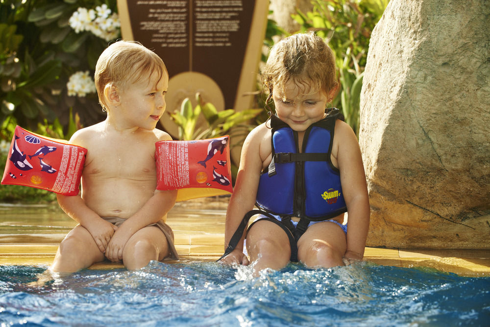 سوفيتل دبي للشقق الفندقية المظهر الخارجي الصورة Children wearing swim vests