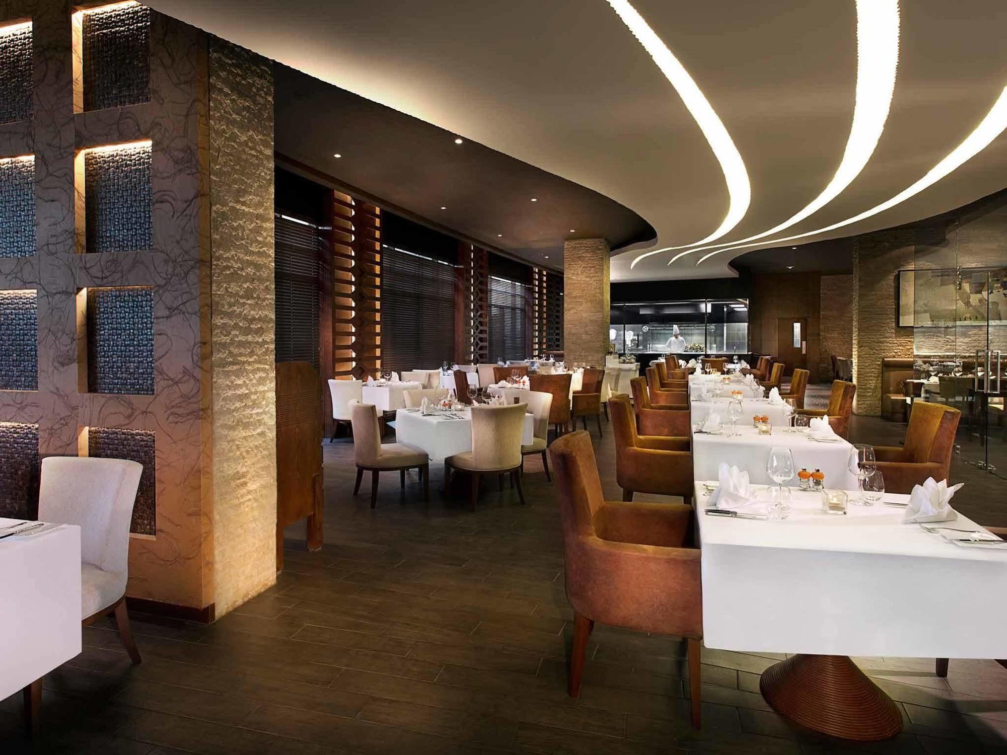 سوفيتل دبي للشقق الفندقية المظهر الخارجي الصورة The interior of the restaurant